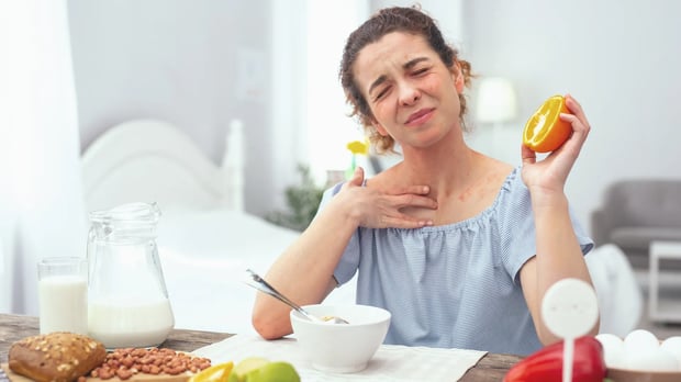  Women having an allergic reaction to foods 